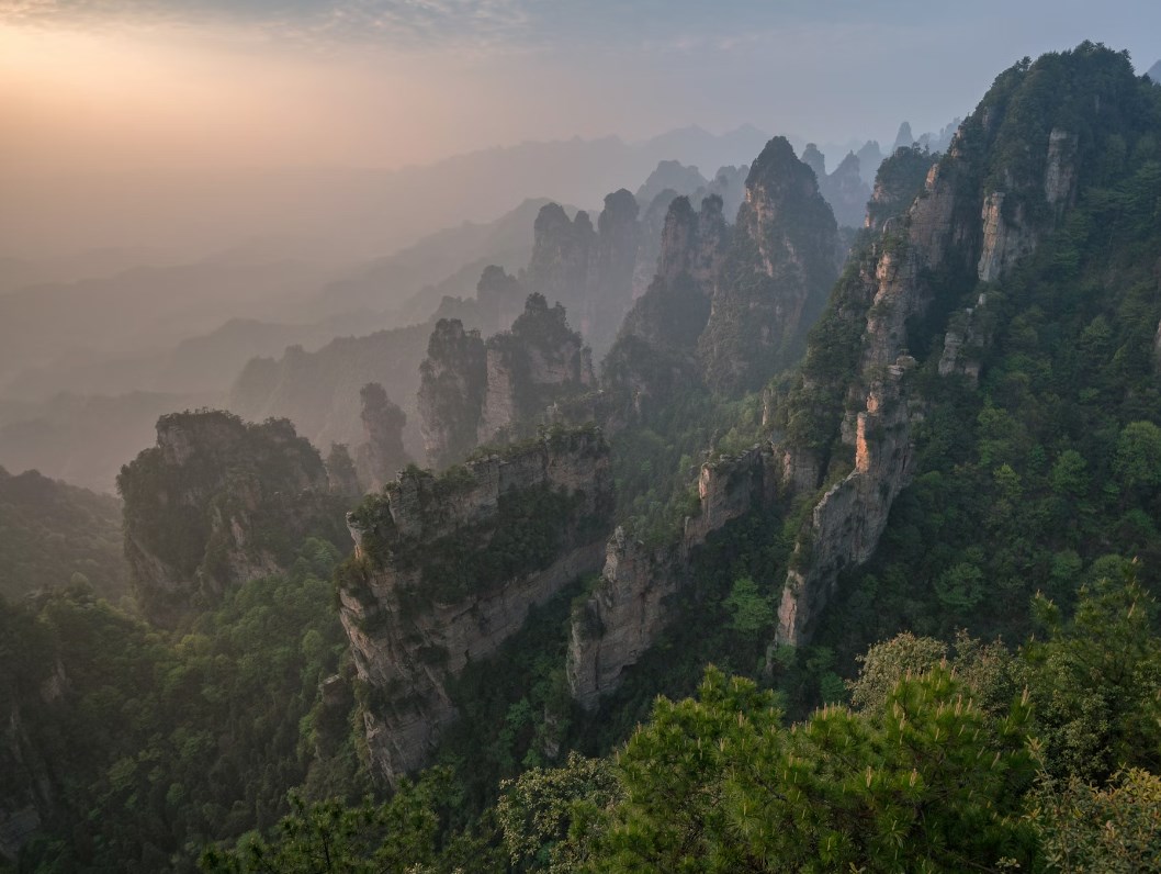 Čína snížila sazby u úvěrů, zlato je na rekordu, volby v USA se neúprosně blíží a futures jsou dnes smíšené