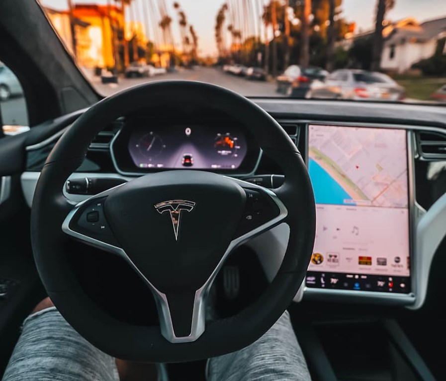 Příští rok by mohla být dominantní pozice Tesly v Číně ohrožena