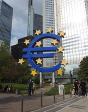 ECB by mohla jednat o nových levných úvěrech pro komerční banky