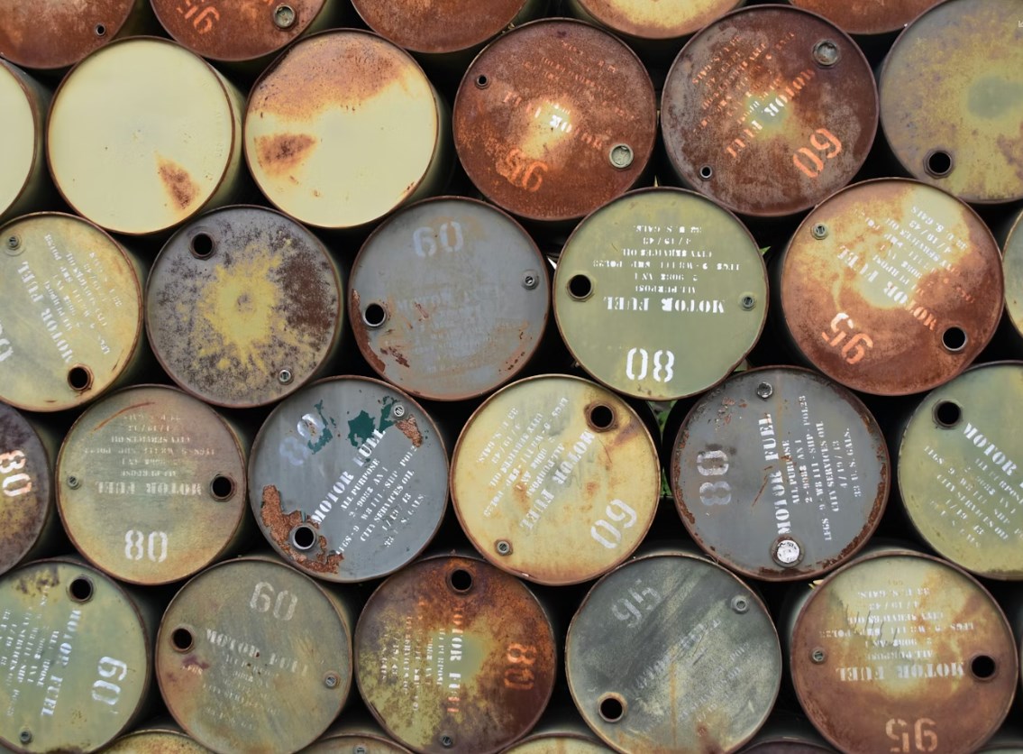 Válka v Íránu dále eskaluje, ropa zpět nad 115 dolary a futures jsou smíšené