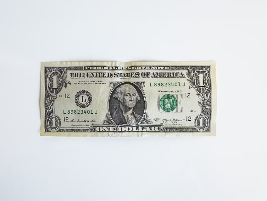 Americký dolar zpevňuje na všech frontách, trhy vyhodnocují dopady cel