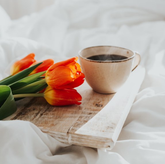 Apple opět nejhodnotnější společnost světa, nové cílové ceny na pražské banky a futures v zeleném