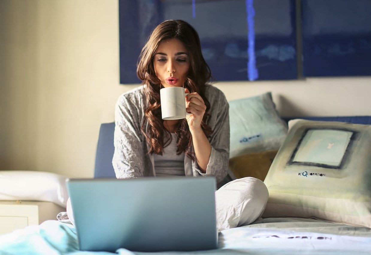 Průmyslová výroba v Německu opět roste, Patria vydala nové cílové ceny pro české banky a evropské futures míří do červeného