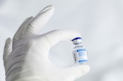 Pfizer díky vakcíně proti covidu-19 prudce zvýšil čtvrtletní tržby
