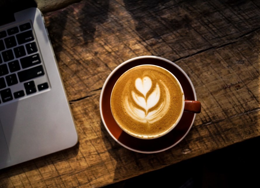 Sněmovna schválila navýšení letošního schodku rozpočtu, Netflix překvapil vyšším počtem placených předplatných a futures se dnes zelenají