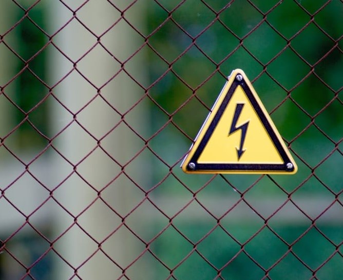 Včerejší šok se ještě nevstřebal a Trump znovu útočí na Fed. Akcie dál klesají