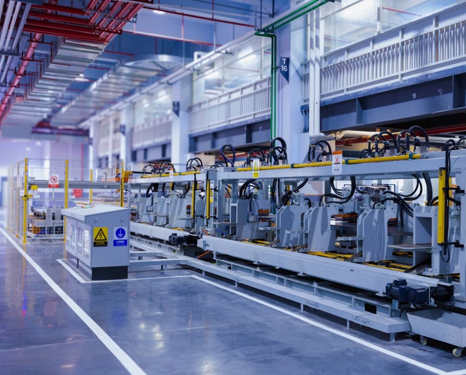 Ceny průmyslových výrobců klesají devátý měsíc. Zemědělství a služby zdražují