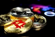 Hodnota bitcoinu poprvé za více než rok překročila 9000 dolarů