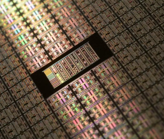 ASML překvapilo silnými výsledky, IBM doplatilo na přesun investic do AI hardwaru