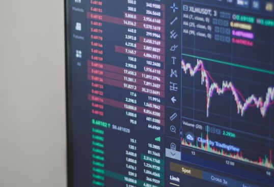 Evropské akcie se snaží korigovat ztráty, dluhopisy se dál kupují