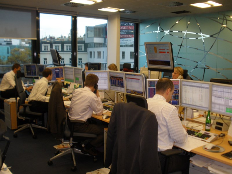 Sředoevropské trhy míří opět dolů, dnešním hitem jsou defenzivní tituly