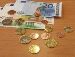 Euro oslabují obavy ze zpomalení ekonomiky