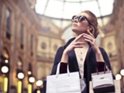 Američané se vrátili do obchodů a dohánějí nákupy, cenové tlaky rostou