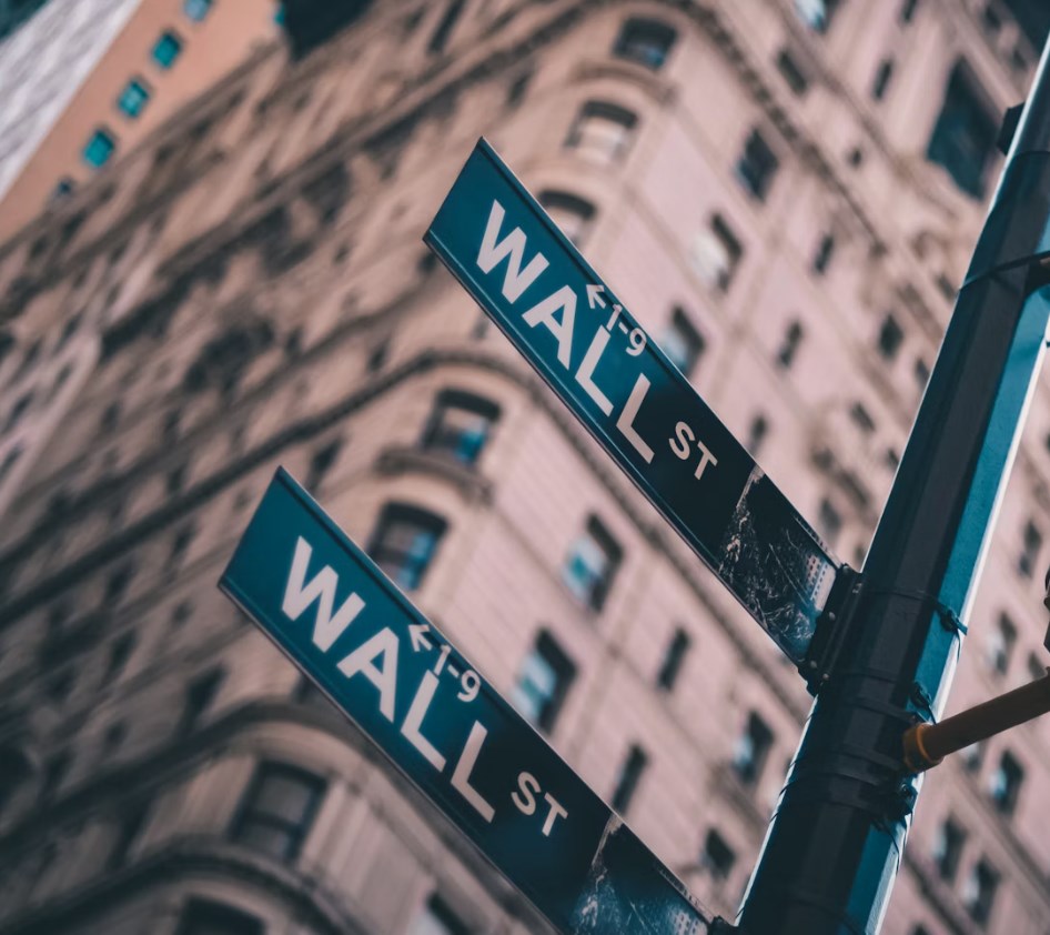 Wall Street zůstává optimistická. Silná ekonomika pomůže akciím ustát i vyšší sazby Fedu