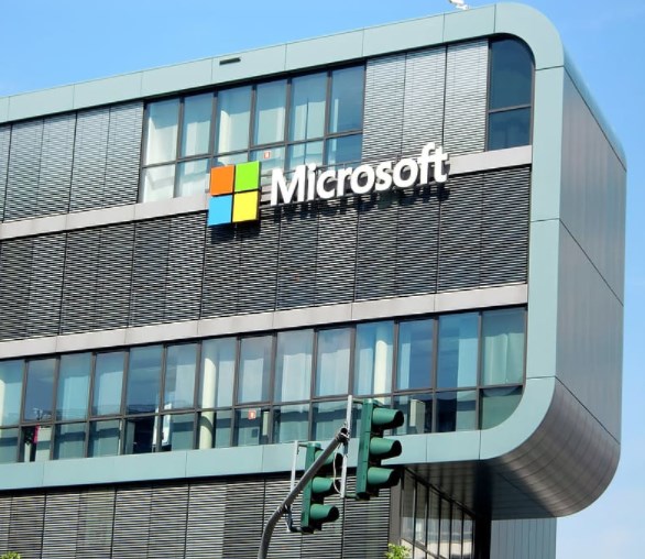 CEO Microsoftu Nadella prodal během dvou dnů téměř polovinu svých firemních akcií