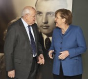 Gorbačov a Merkelová: Blížící se studená válka proti odkazu pádu Berlínské zdi